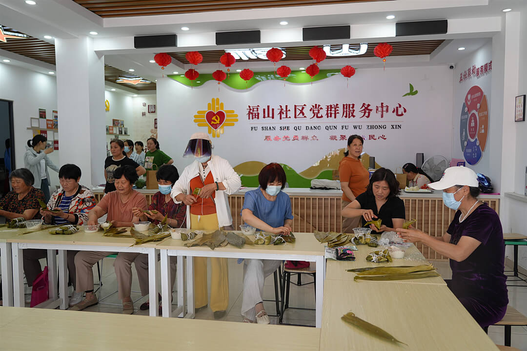 蒙阴县蒙阴街道福山社区举行“粽情端午 情满福山”包粽子活动